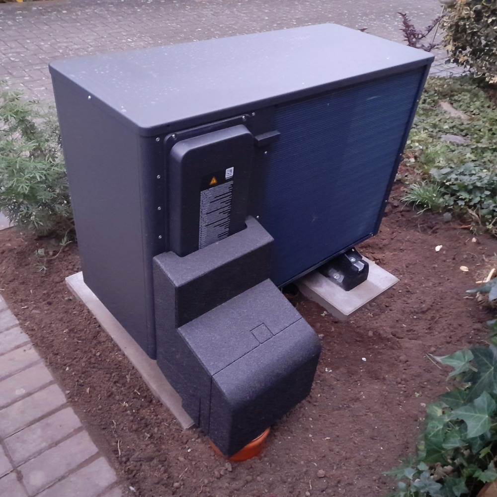 Wärmepumpe im Außenbereich eines Gebäudes