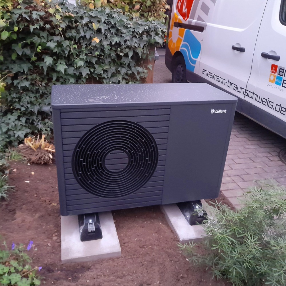 Moderne Wärmepumpe an einem Wohnhaus
